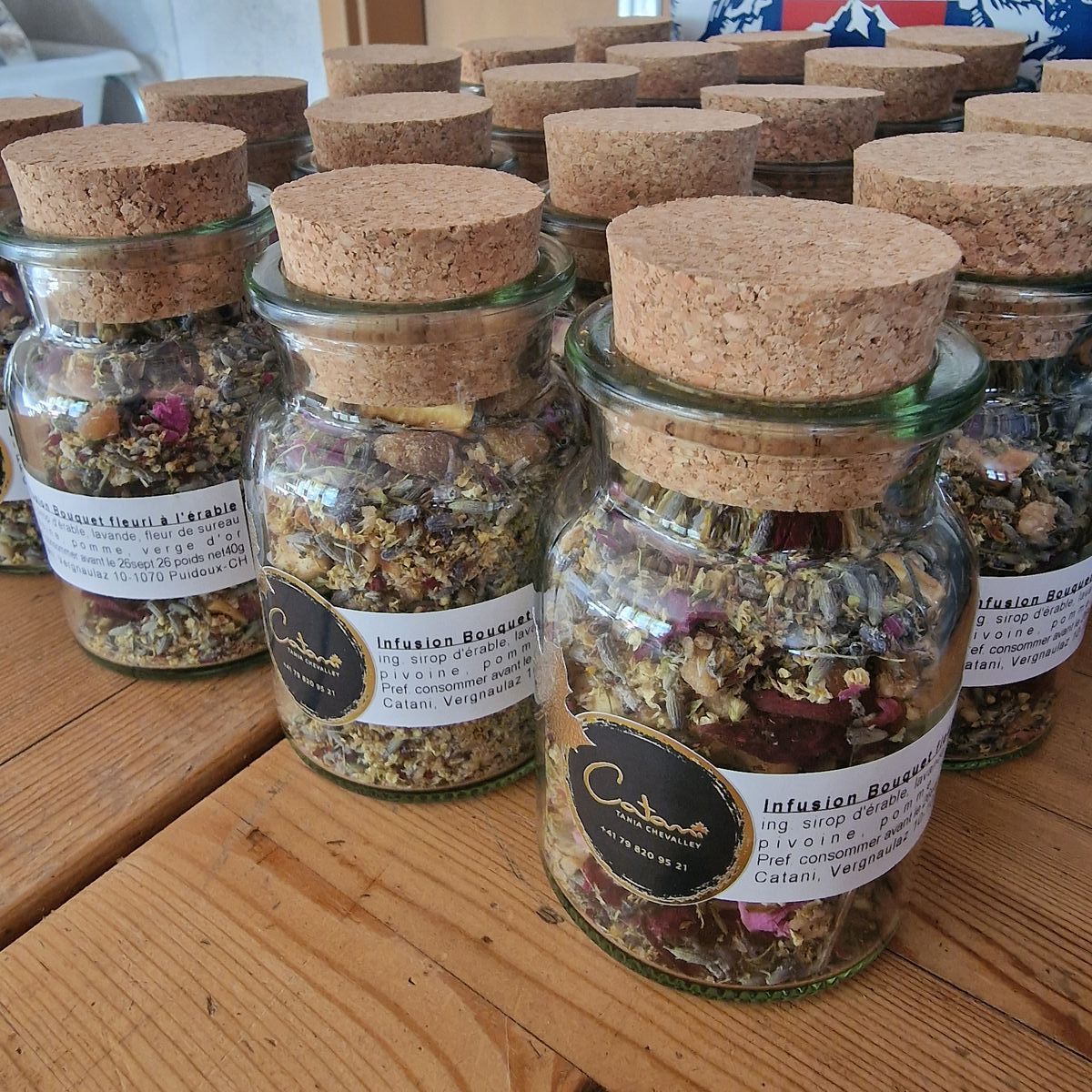Rangée de bocaux d'infusion sur l'établi